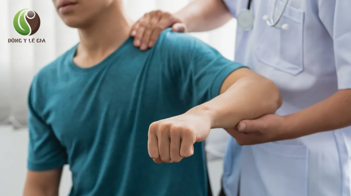 đau cổ gáy