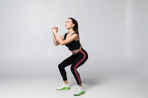 Squat nhẹ nhàng để tăng tầm vận động và đi lại bình thường